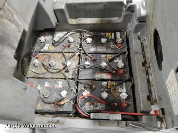 image for item HD9174 Nilfisk Advance Avenger 3210F floor scrubber