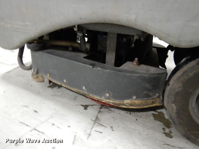 image for item HD9174 Nilfisk Advance Avenger 3210F floor scrubber