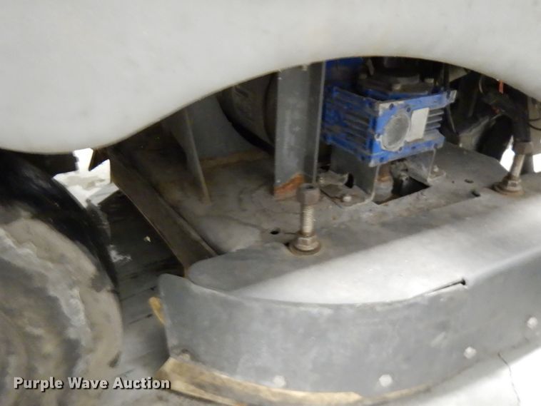 image for item HD9174 Nilfisk Advance Avenger 3210F floor scrubber