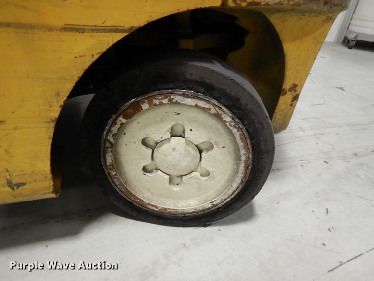 image for item HD9175 Yale GLC050VXNVSE094  forklift