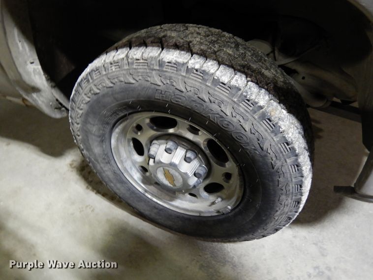 image for item HD9232 2002 Chevrolet Silverado 1500  Ext. Cab pickup truck