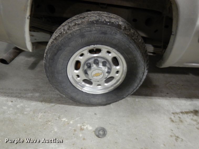 image for item HD9232 2002 Chevrolet Silverado 1500  Ext. Cab pickup truck