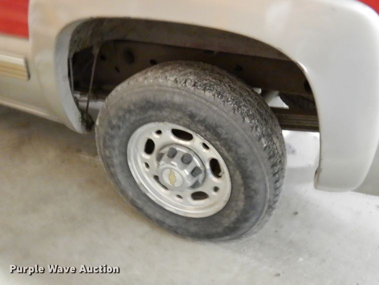 image for item HD9232 2002 Chevrolet Silverado 1500  Ext. Cab pickup truck