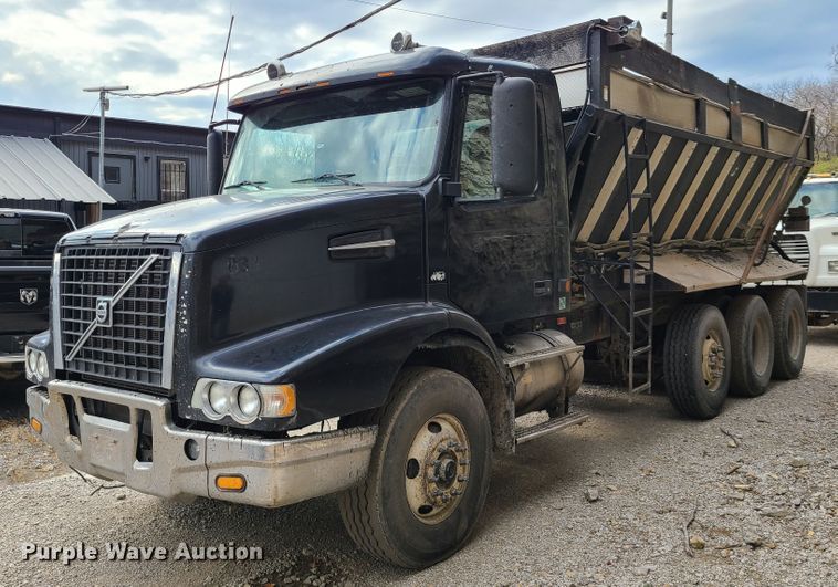 image for item HE9949 2005 Volvo VHD  truck cab and chassis