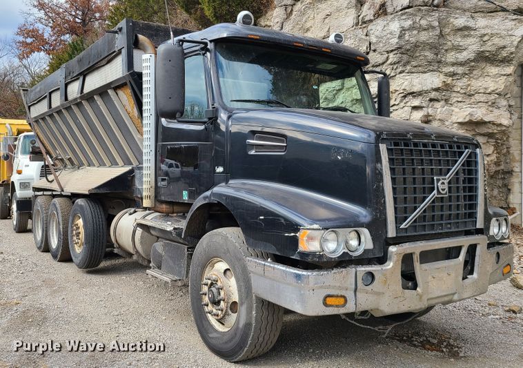 image for item HE9949 2005 Volvo VHD  truck cab and chassis