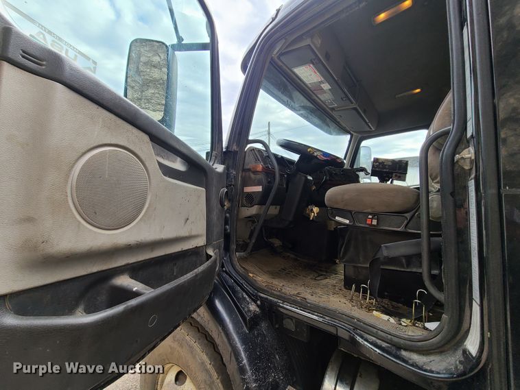 image for item HE9949 2005 Volvo VHD  truck cab and chassis