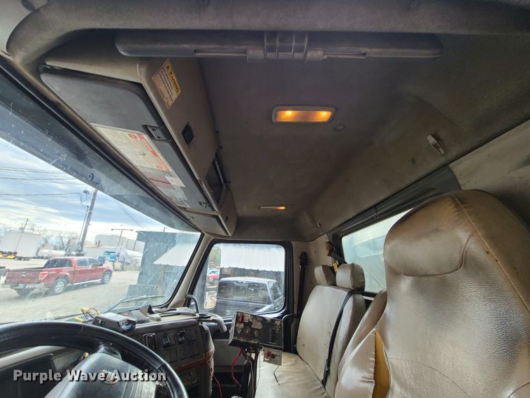 image for item HE9949 2005 Volvo VHD  truck cab and chassis