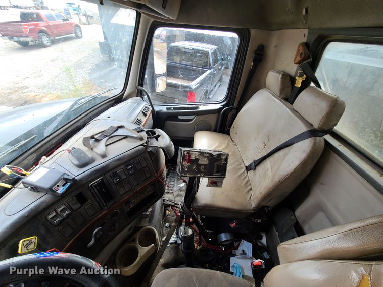 image for item HE9949 2005 Volvo VHD  truck cab and chassis