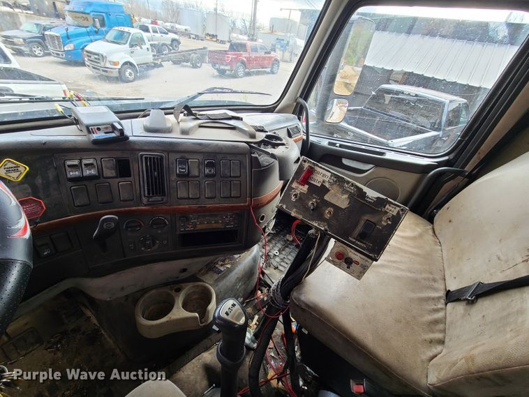 image for item HE9949 2005 Volvo VHD  truck cab and chassis