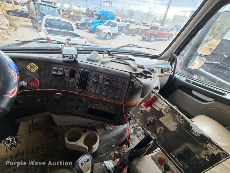 image for item HE9949 2005 Volvo VHD  truck cab and chassis