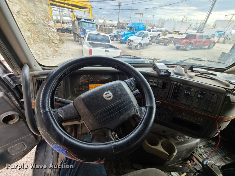 image for item HE9949 2005 Volvo VHD  truck cab and chassis