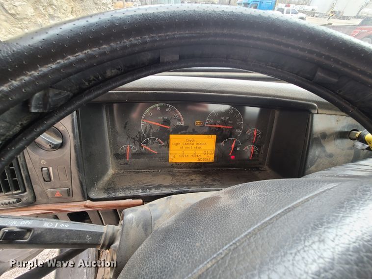 image for item HE9949 2005 Volvo VHD  truck cab and chassis