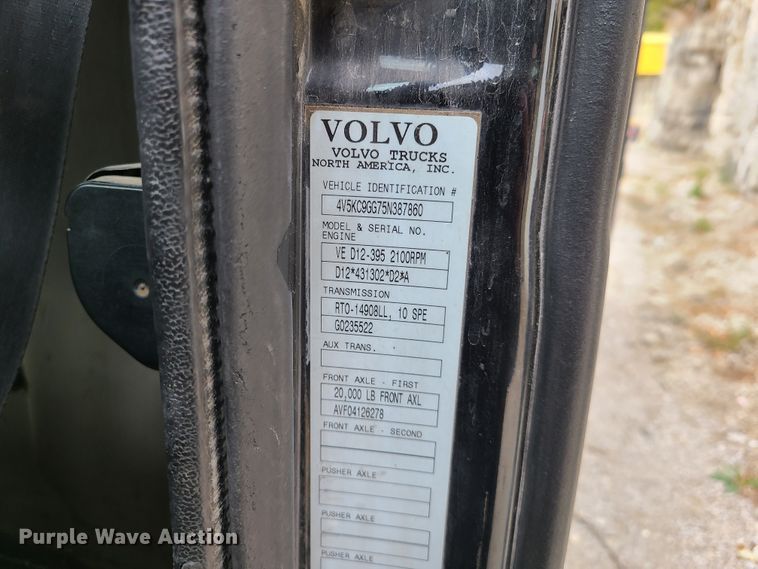 image for item HE9949 2005 Volvo VHD  truck cab and chassis