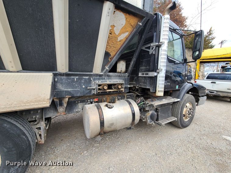 image for item HE9949 2005 Volvo VHD  truck cab and chassis