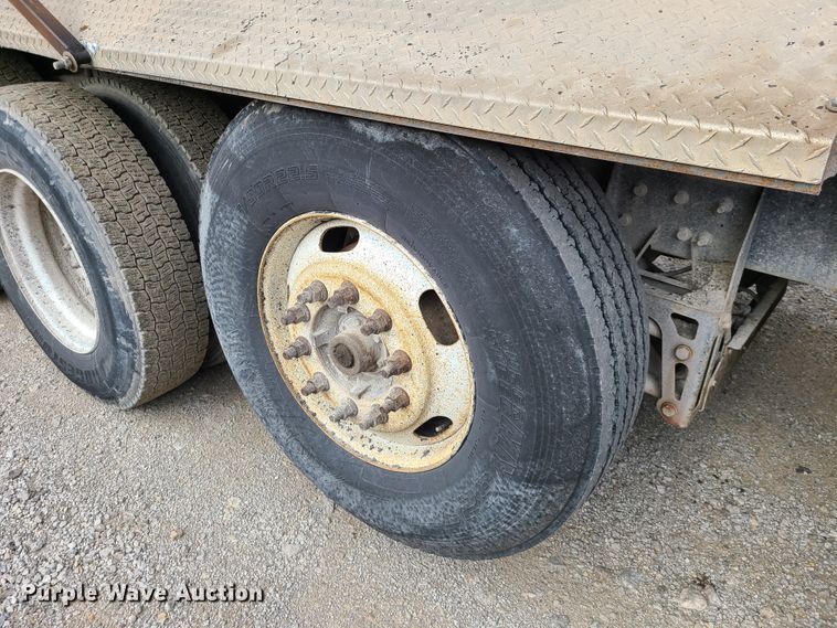 image for item HE9949 2005 Volvo VHD  truck cab and chassis