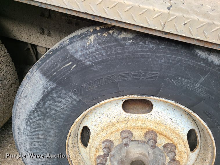 image for item HE9949 2005 Volvo VHD  truck cab and chassis