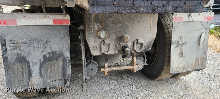 image for item HE9949 2005 Volvo VHD  truck cab and chassis