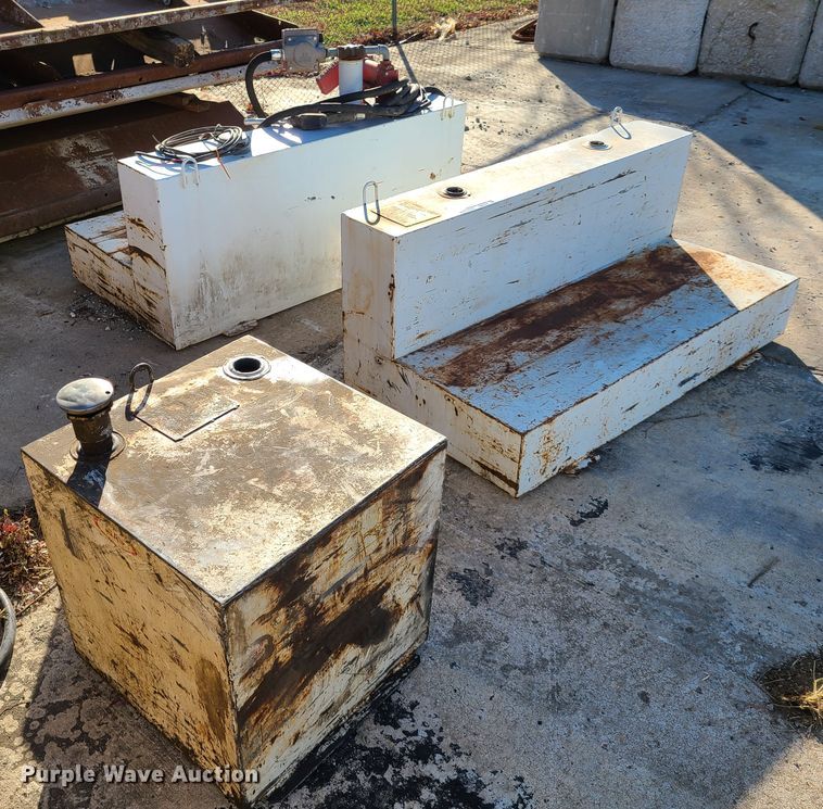 image for item HM9335 (3) auxiliary fuel tanks