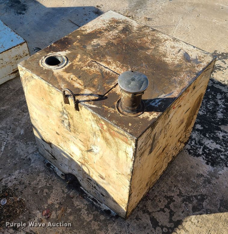 image for item HM9335 (3) auxiliary fuel tanks
