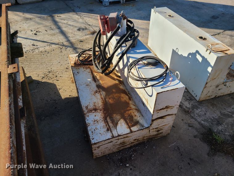 image for item HM9335 (3) auxiliary fuel tanks