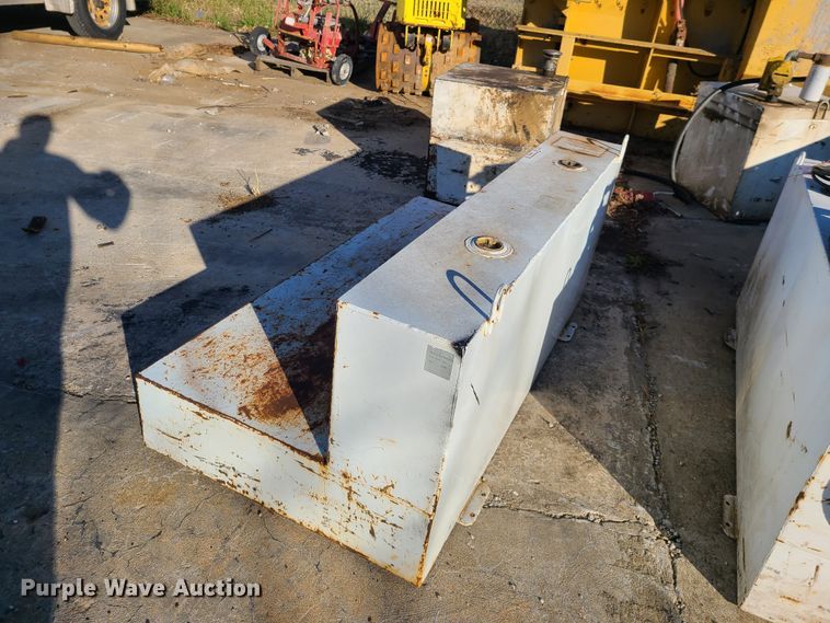 image for item HM9335 (3) auxiliary fuel tanks