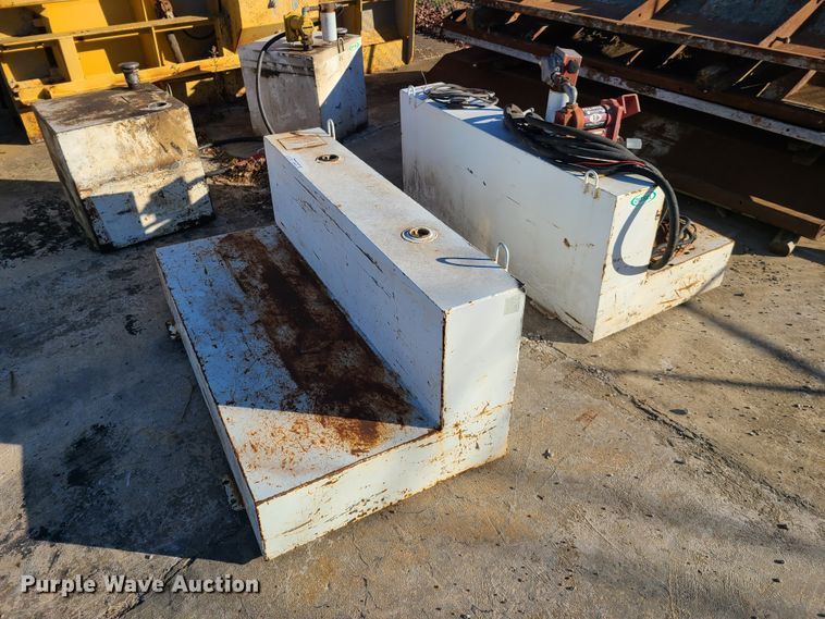 image for item HM9335 (3) auxiliary fuel tanks