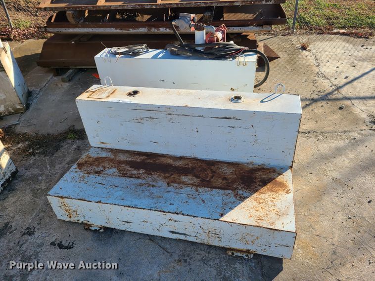 image for item HM9335 (3) auxiliary fuel tanks