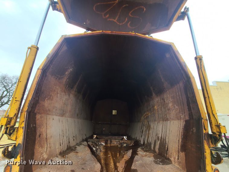 image for item HM9390 1995 Crane Carrier  refuse truck