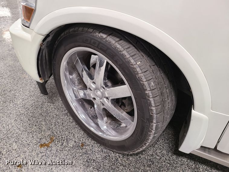 image for item HM9823 2007 Infiniti QX56  limousine