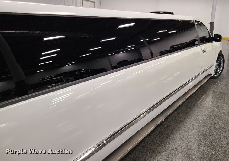 image for item HM9823 2007 Infiniti QX56  limousine