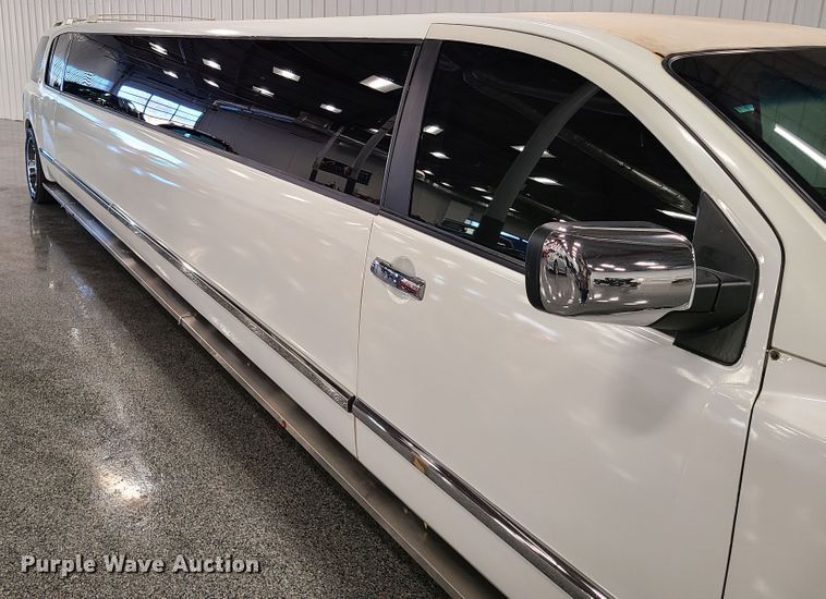 image for item HM9823 2007 Infiniti QX56  limousine