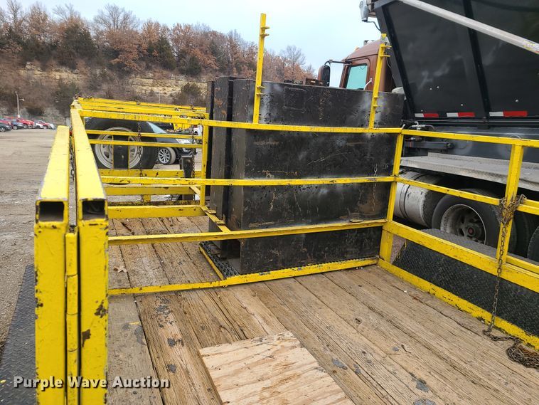 image for item HM9847 1996 Texas Bragg utility trailer