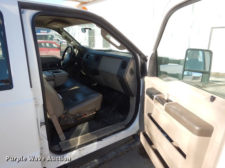 image for item HU9865 2008 Ford F550 Super Duty  Crew Cab utility truck