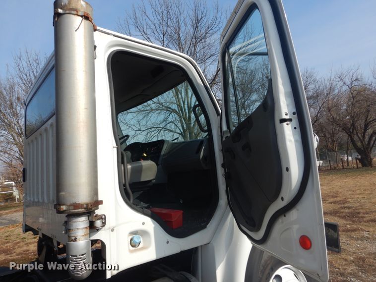 image for item HV9548 2005 Freightliner Business Class M2  dump truck