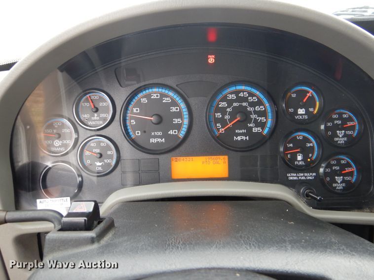 image for item HX9043 2009 International 4400  paper recycling truck