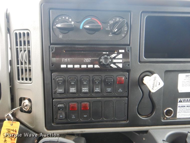 image for item HX9043 2009 International 4400  paper recycling truck