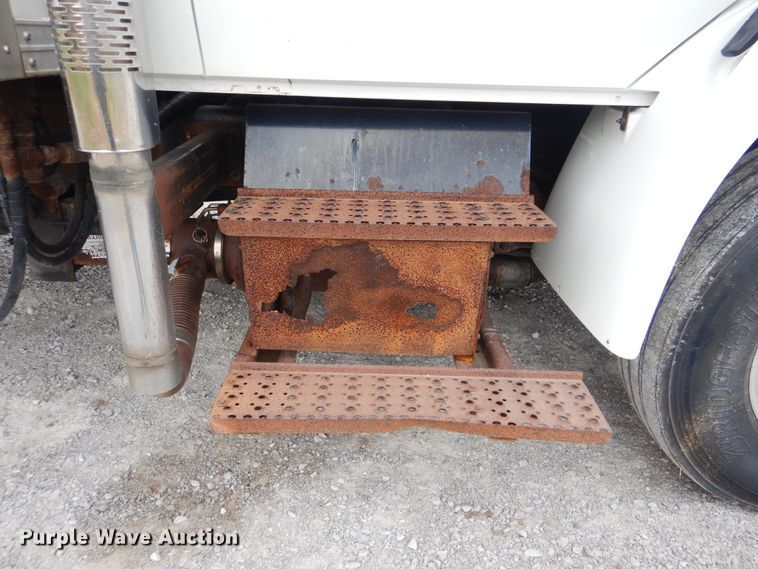 image for item HX9043 2009 International 4400  paper recycling truck