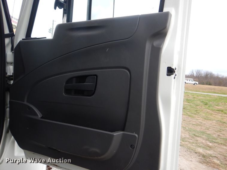 image for item HX9043 2009 International 4400  paper recycling truck