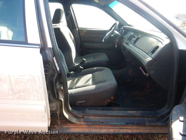 image for item HY9981 2004 Ford Crown Victoria Police Interceptor