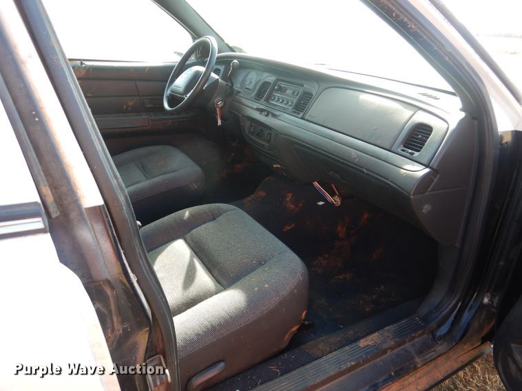 image for item HY9981 2004 Ford Crown Victoria Police Interceptor