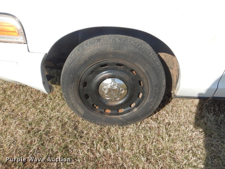 image for item HY9981 2004 Ford Crown Victoria Police Interceptor