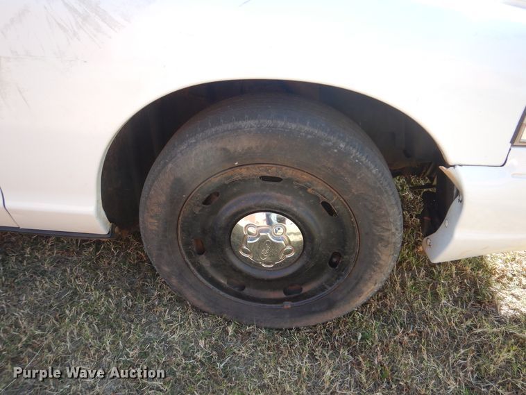 image for item HY9981 2004 Ford Crown Victoria Police Interceptor