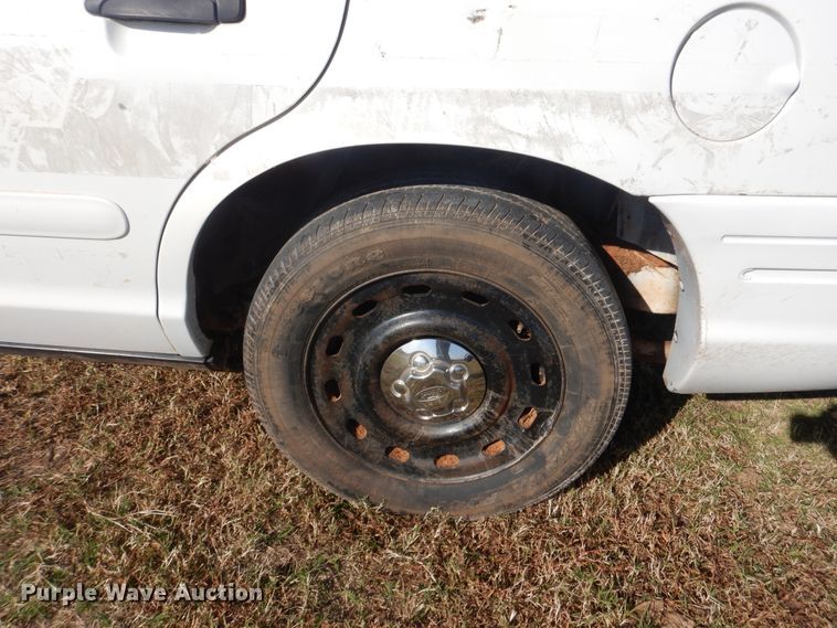 image for item HY9981 2004 Ford Crown Victoria Police Interceptor