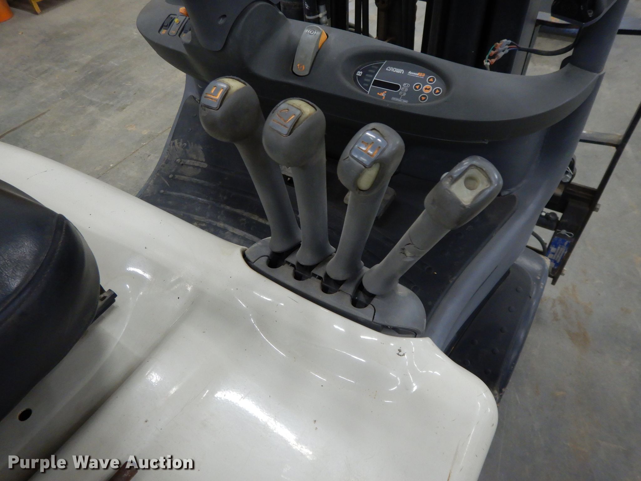 Crown 4500 forklift in Lawrence, KS | Item DI8190 sold | Purple Wave