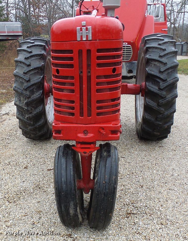 image for item DC2857 Farmall 400  tractor
