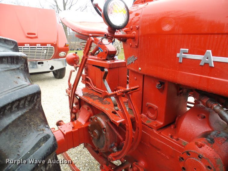 image for item DC2857 Farmall 400  tractor