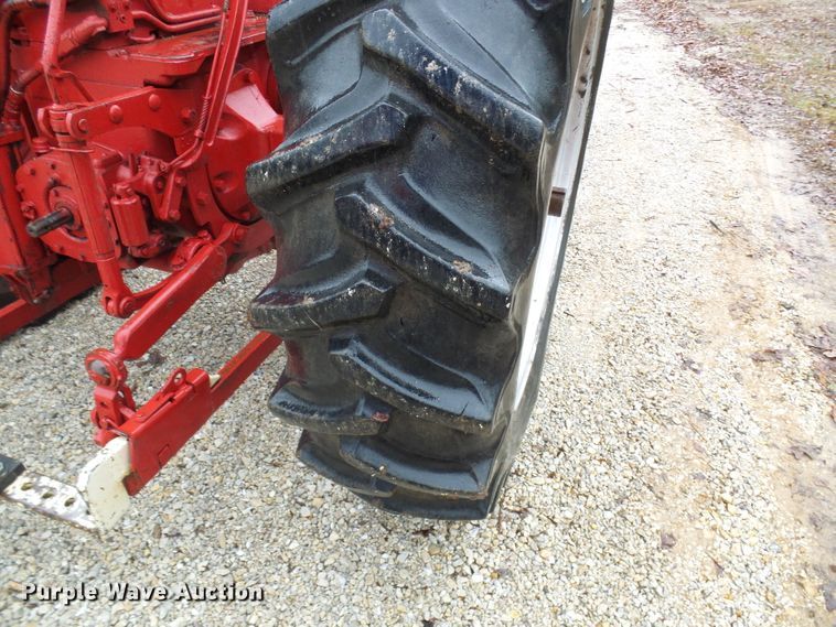 image for item DC2857 Farmall 400  tractor
