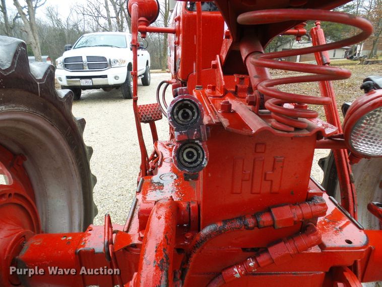 image for item DC2857 Farmall 400  tractor