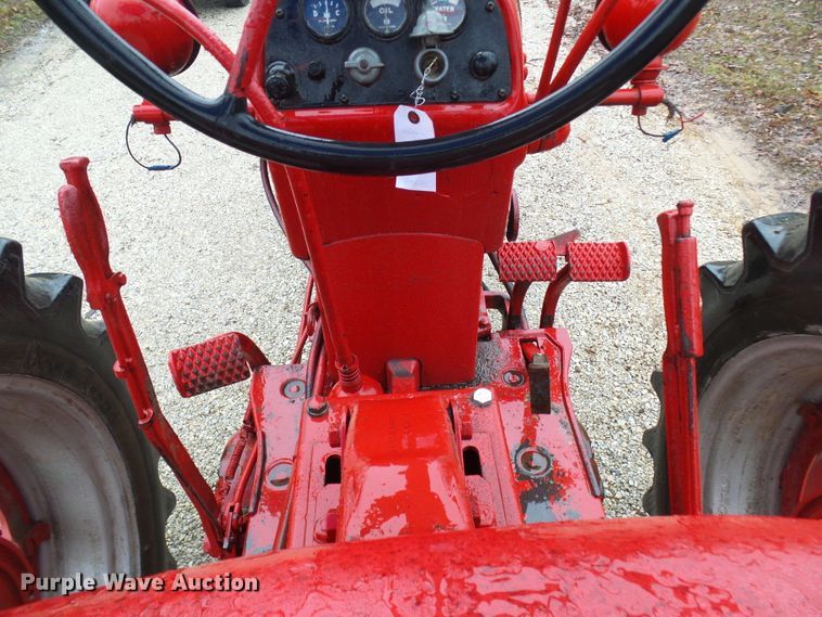 image for item DC2857 Farmall 400  tractor