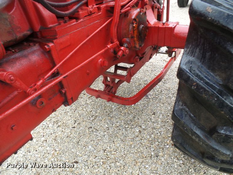 image for item DC2857 Farmall 400  tractor